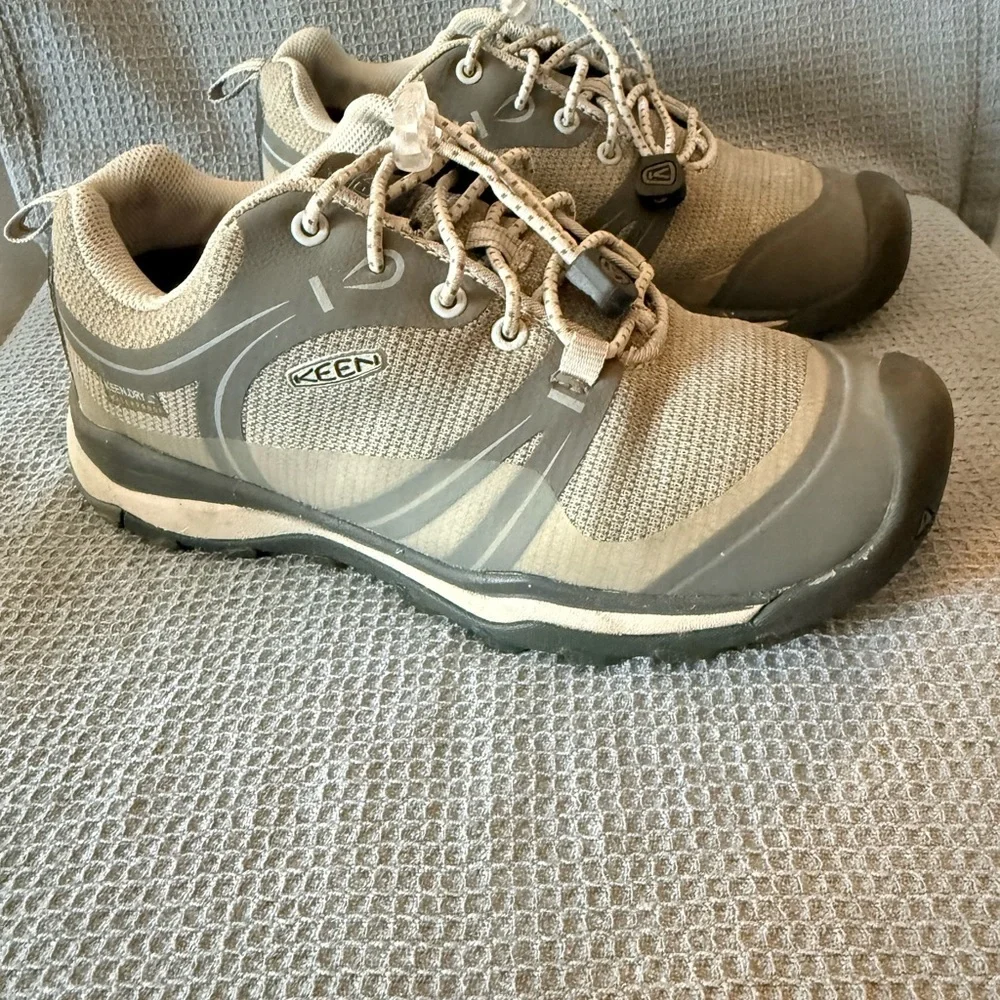 Keen Girl’s Gray Athletic Shoes Size 2